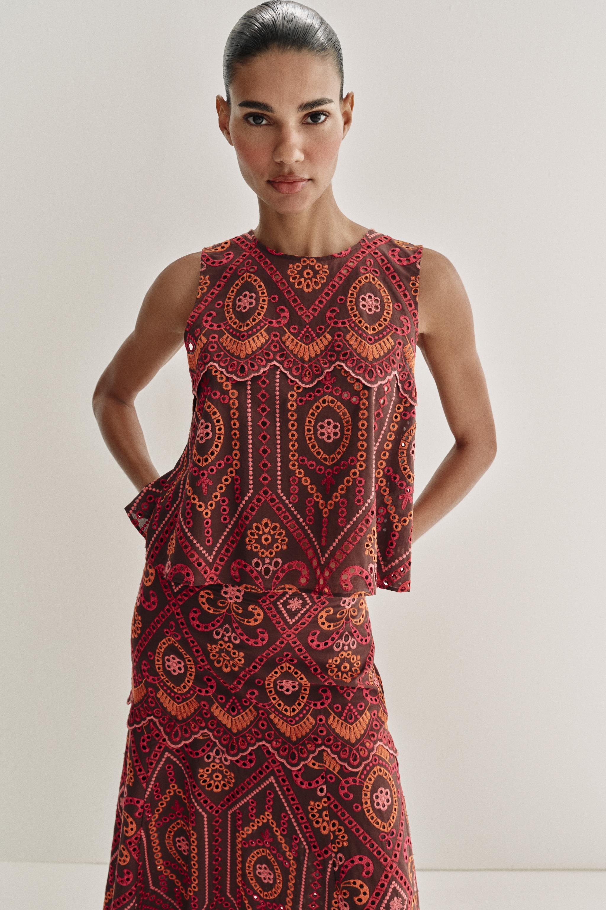 TOP À BRODERIES PERFORÉES